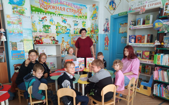 Три символа на фоне истории
